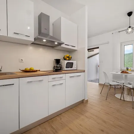 Leonardo Apartment *