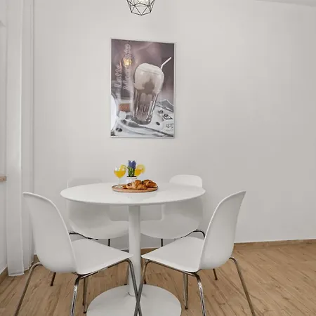 Leonardo Apartment *